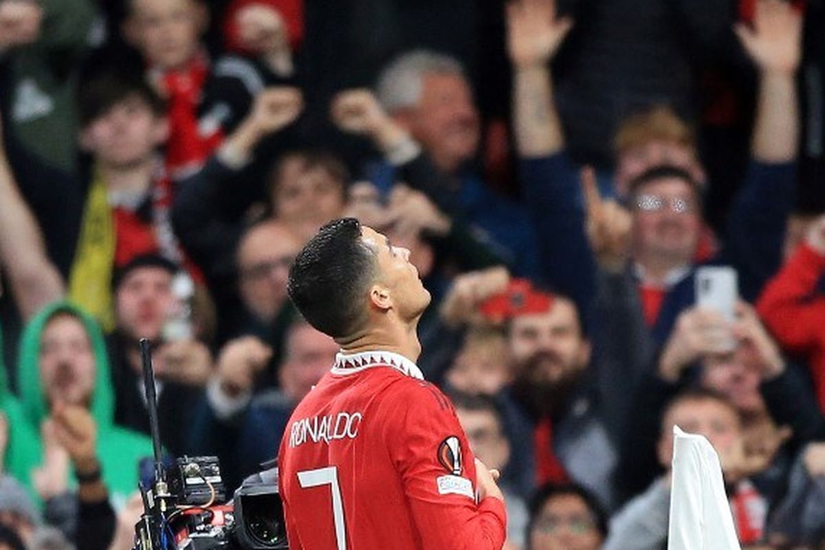 Striker Man United, Cristiano Ronaldo, melakukan selebrasi tidur usai menjebol gawang Sheriff dalam laga Grup E Liga Europa 2022-2023 di Stadion Old Trafford, Jumat (28/10/2022) dini hari WIB. Terkini, Ronaldo tengah mempersiapkan diri melawan West Ham. Laga Man United vs West Ham dijadwalkan berlangsung di Stadion Old Trafford pada Minggu (30/10/2022) malam WIB.