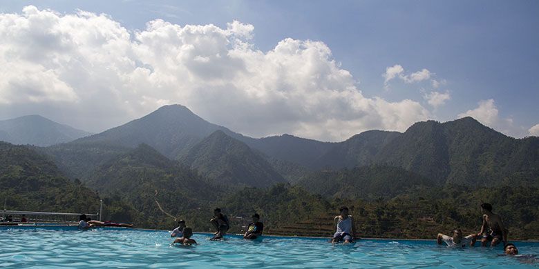 Keindahan Kolam Renang Soko Langit dengan latar belakang Pergunungan Lawu Selatan.