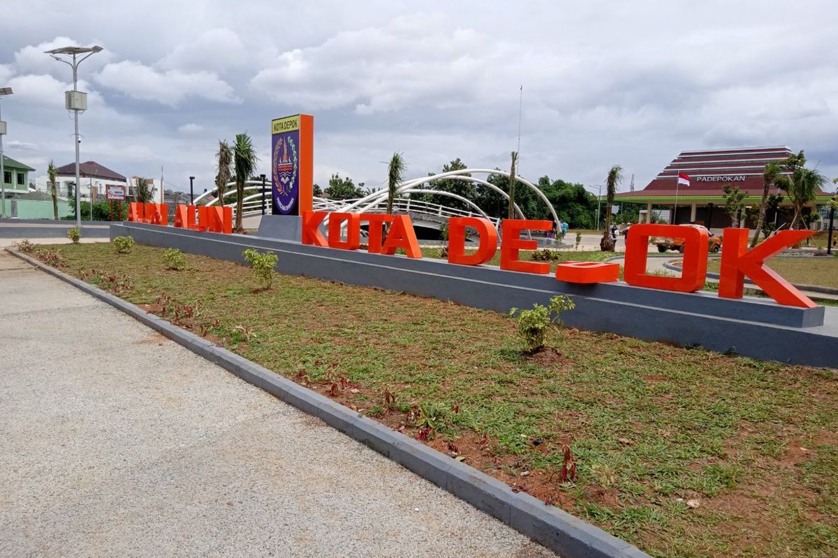 Tiga hari setelah diresmikan, sejumlah huruf pada plang nama Alun-alun Kota Depok, Jawa Barat, tampak copot, Rabu (15/1/2020)