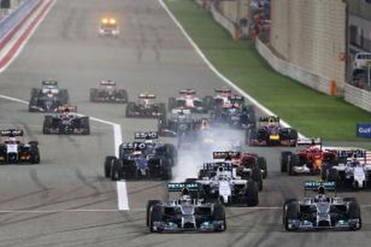 Pebalap Mercedes Lewis Hamilton (kiri, depan) dan Nico Rosberg (kanan, depan) memimpin rombongan pebalap setelah start GP Bahrain di Sirkuit Internasional Bahrain, Sakhir, Minggu (6/4/2014).