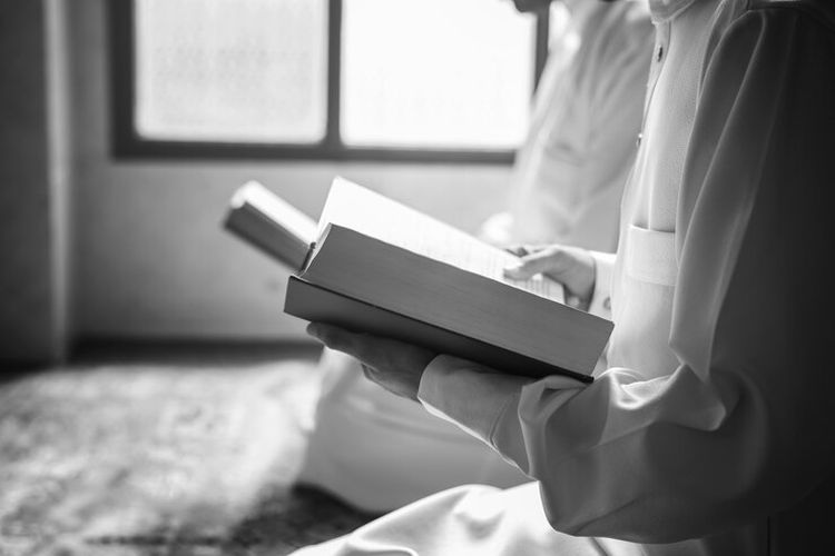 Ilustrasi membaca Al-Qur'an