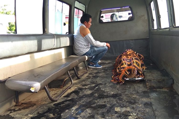 Salah satu keluarga korban yang menjemput jenazah korban tabrakan speedboat TKI ilegal di perairan perbatasan Pulau Sebatik. Sebuah sebuah speedboad yang membawa belasan TKI ilegal dari Tawau, Malaysia, menuju pulau Sebatik di Kabupaten Nunukan, Kalimantan Utara, dilaporkan terlibat tabrakan dengan sebuah speedboat yang diduga dari Filipina, Sabtu (30/6/2018). 