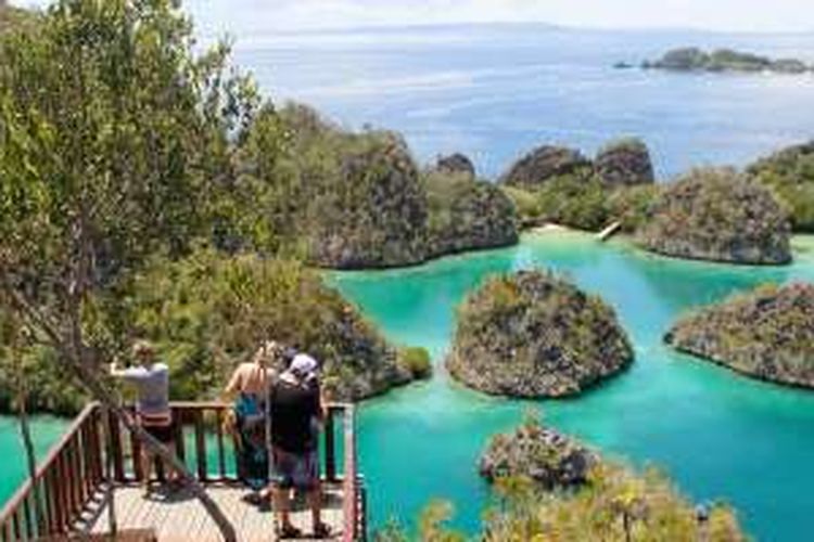 Destinasi wisata Pianemo di Kabupaten Raja Ampat, Papua Barat, Kamis (5/5/2016). Untuk melihat panorama bahari ini, wisatawan harus menaiki 320 anak tangga, sebelum akhirnya rasa capek terbayar begitu melihat keindahan Pianemo dari atas bukit.