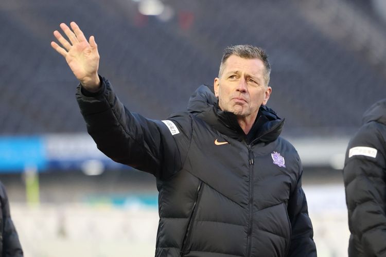 Pelatih Sanfrecce Hiroshima untuk J League musim 2022, Michael Skibbe.