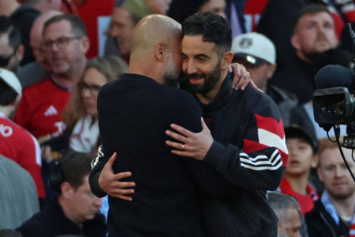 Manajer Manchester City asal Spanyol Pep Guardiola (kiri) dan pelatih kepala Manchester United asal Portugal Ruben Amorim (kanan) berpelukan saat peluit akhir pertandingan Liga Inggris antara Manchester United dan Manchester City di Old Trafford di Manchester, Inggris barat laut, pada 6 April 2025.