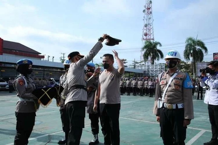 Kapolresta Banjarmasin Kombes Sabana Atmojo melepas seluruh atribut Polri yang dikenakan Bripka BT yang merupakan pelaku pemerkosa seorang mahasiswi. Bripka BT dipecat tidak hormat dalam upacara terbuka di halaman Polresta Banjarmasin, Sabtu (29/1/2022). 