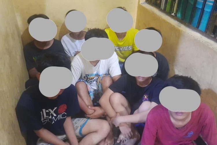 Kedelapan remaja yang ditangkap polisi setelah mengaku sebagai anggota geng Kapal Api, Senin (6/2/2023). Saat ini mereka masih mendekam dalam tahanan Polsek Parung.