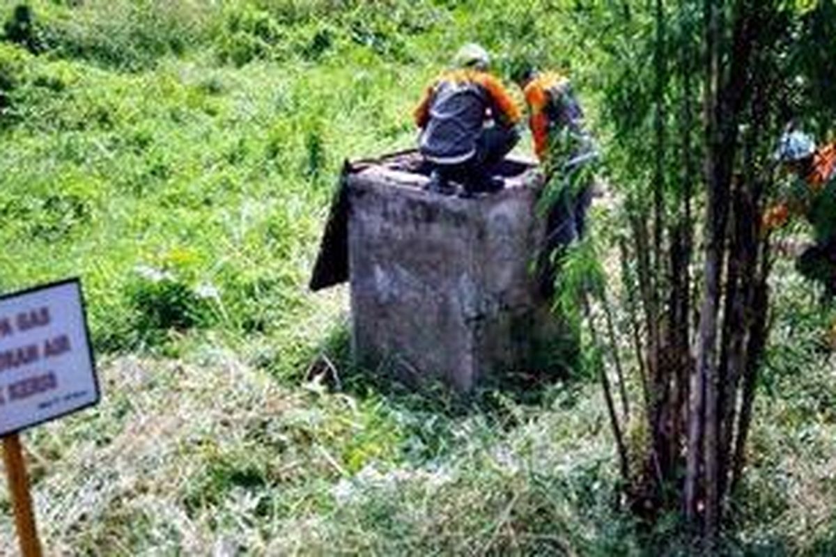 Tiga pekerja memeriksa saluran air tempat ditemukannya bom di dekat Gereja Christ Cathedral di kawasan Gading Serpong, Tangerang, Banten, Jumat (22/4/2011). Pemerksaan dilakukan untuk memastikan keamanan saluran air dan jaringan pipa gas bawah tanah yang ada di lokasi tersebut. 