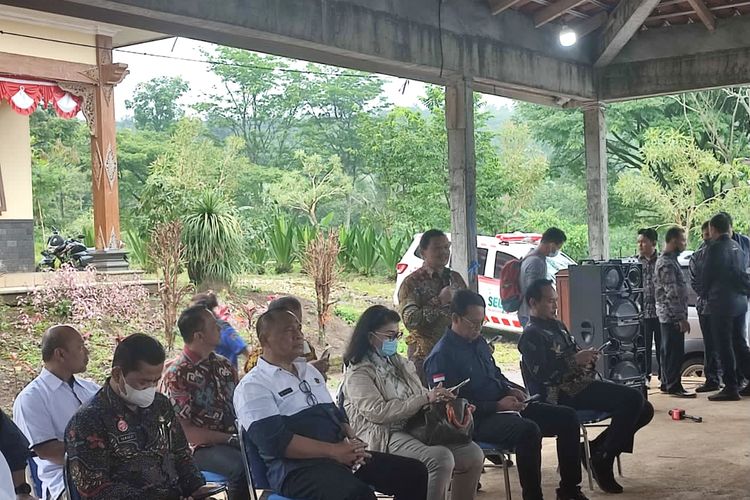 Masyarakat Adat Kawi, Kabupaten Malang meminta Kementerian Koordinator Bidang Pembangunan Manusia dan Kebudayaan (Kemenko PMK) merebabilitasi hutan adat di kawasan Kawi.  Hal itu, disampaikan pendamping masyarakat adat Kawi, Wanto ketika Kemenko PMK menggelar kunjungan ke Desa Selorejo, Kecamatan Dau, Kabupaten Malang, Jumat (16/12/2022).