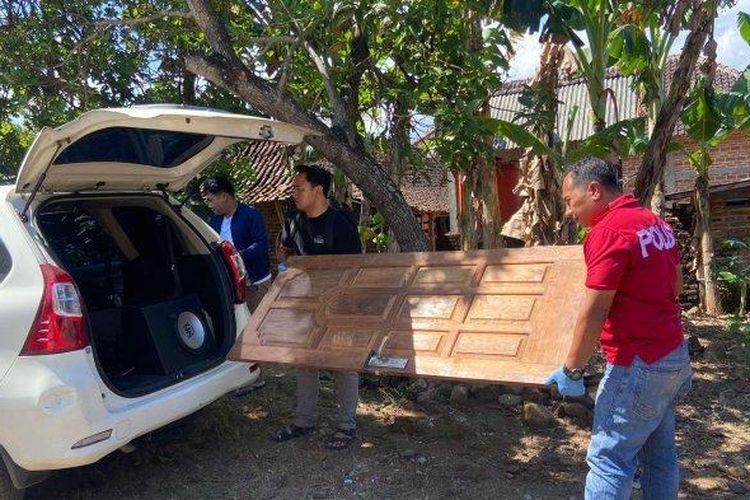 Satreskrim Polres Ponorogo melakukan olah tkp kembali ambil daun pintu hingga keramik 