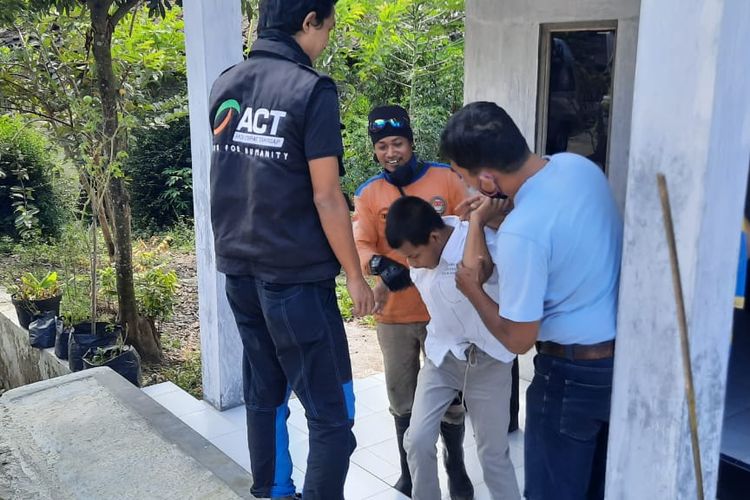 Setelah Dikurung 7 Tahun Akhirnya Kiki Dibawa Ke Rumah Sakit Jiwa Halaman All Kompas Com Setelah Dikurung 7 Tahun Akhirnya Kiki Dibawa Ke Rumah Sakit Jiwa Halaman All Kompas Com
