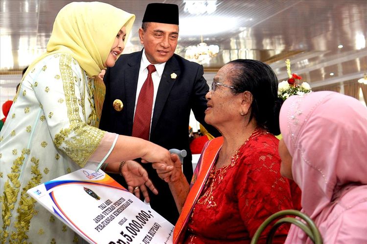Gubernur Sumut Edy Rahmayadi dan istrinya beramah tamah dengan veteran di Ppendopo rumah dinasnya, Sabtu (10/8/2019)