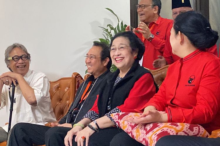 Ketua Umum PDI-P Megawati Soekarnoputri tertawa mendengar lagu 'Jarji Jarbeh' yang dibawakan pencipta lagu, Sri Krishna Encik di sela-sela Rakernas ketiga PDI-P, Rabu (7/6/2023).