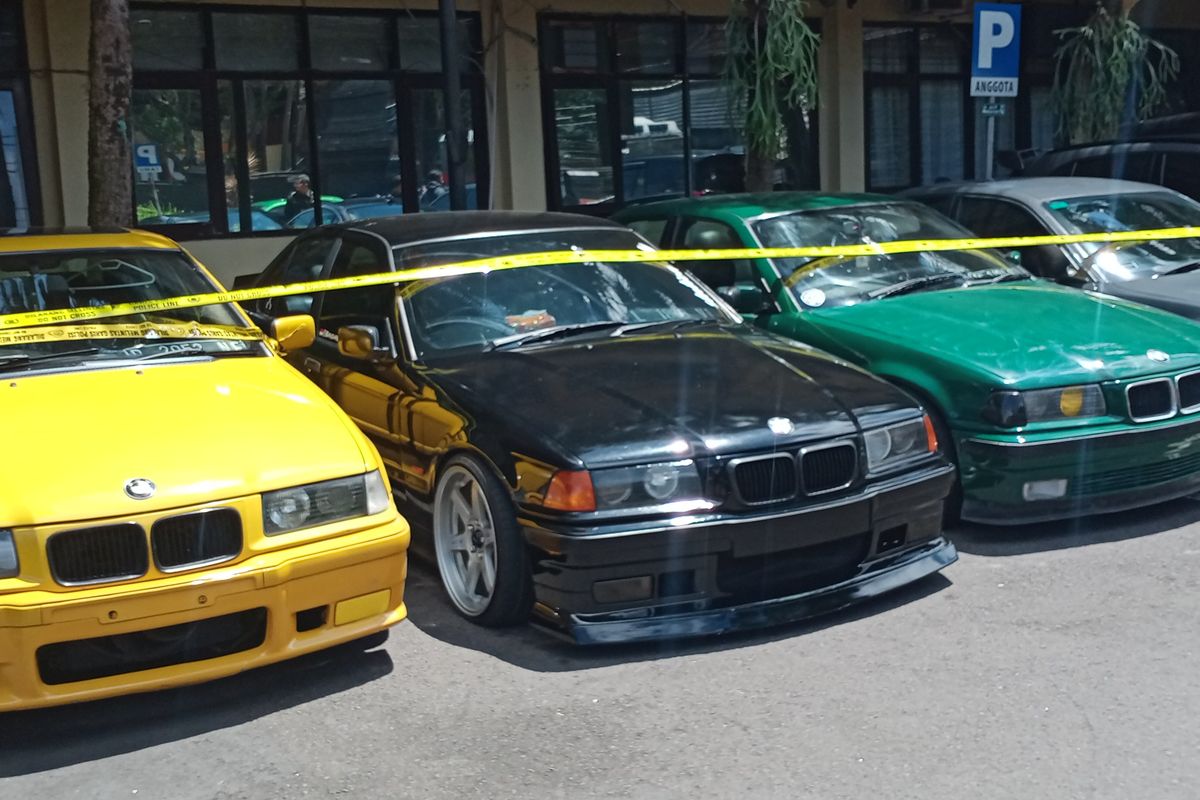 Berbagai mobil mewah generasi lawas diamankan polisi di Mapolresta Malang Kota karena terbukti melakukan balap liar. 