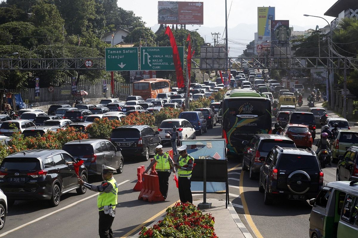 Sejumlah kendaraan terjebak kemacetan di jalan menuju Puncak di Bogor, Jawa Barat, Selasa (24/12/2019). Menurut petugas Sat Lantas Polres Bogor, arus liburan Natal di kawasan wisata Puncak terjadi hari ini, Selasa (24/12) sehingga Polisi memberlakukan rekayasa lalu lintas sistem buka tutup untuk mengurai kemacetan kendaraan. ANTARA FOTO/Yulius Satria Wijaya/wsj.
