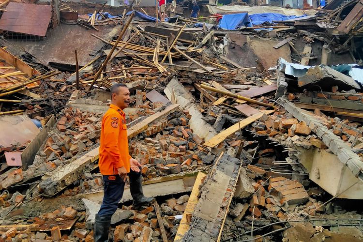 Petugas BPBD Bandung Barat melakukan asesmen di lokasi perumahan di Desa Mekarwangi, Kecamatan Lembang, Kabupaten Bandung Barat yang hancur diterjang longsor, Senin (8/5/2023).