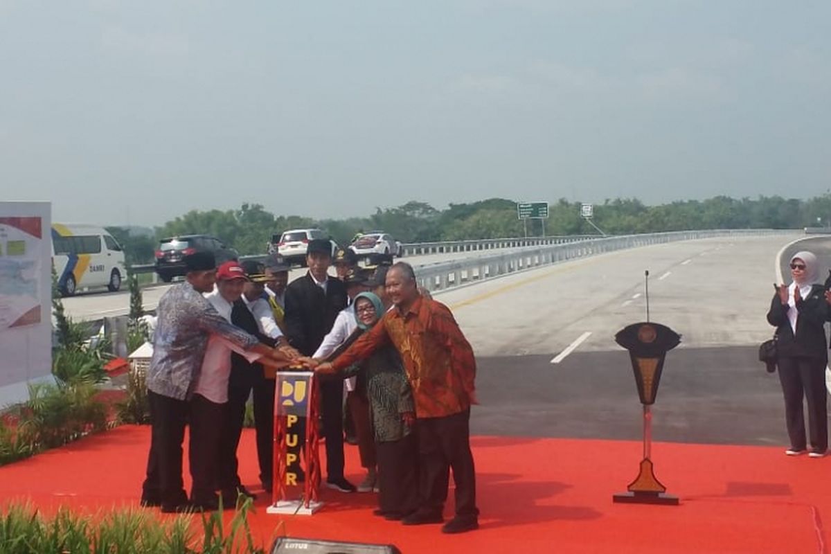 Presiden Joko Widodo meresmikan empat ruas Tol Trans-Jawa di Provinsi Jawa Timur, Kamis (20/12/2018).