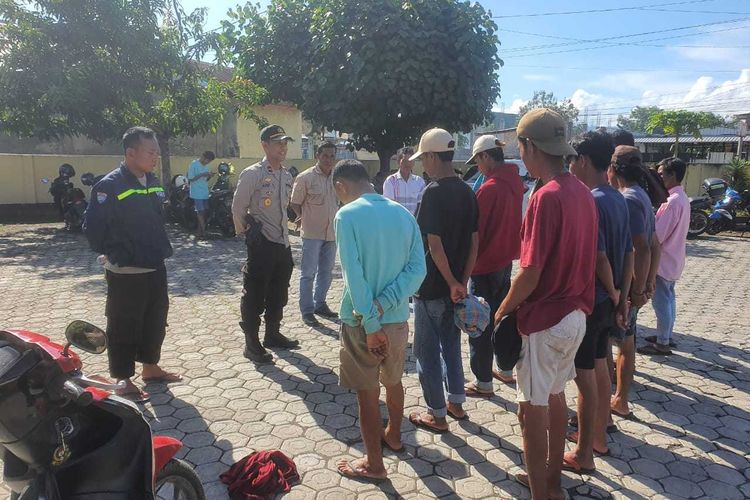 Belasan remaja saat mendapat pembinaan di Mapolsek Dompu, Rabu (15/3/2023). 