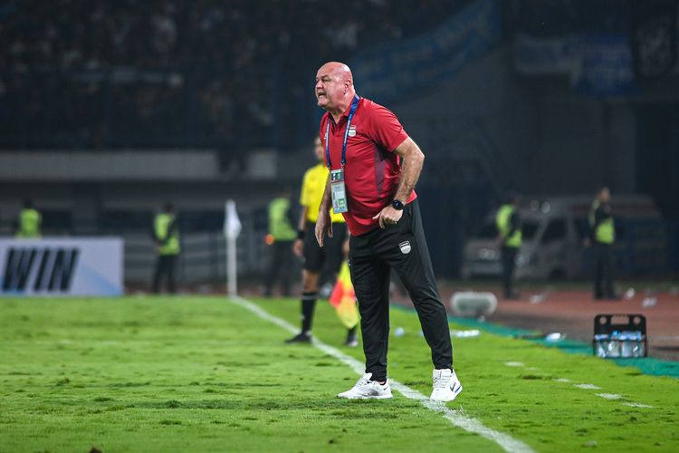Wajah memerah pelatih Persib Bojan Hodak yang cukup marah pada laga leg kedua 16 besar AFC Champions League Two (ACL 2) 2025-2026, menghadapi Ratchaburi, Rabu (18/2/2026) di Stadion Gelora Bandung Lautan Api (GBLA). 