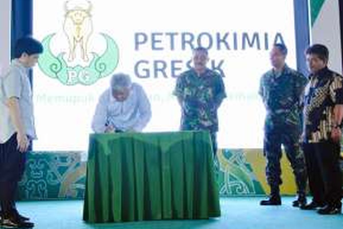 Direktur Utama (Dirut) PG Nugroho Christijanto menandatangani MoU disaksikan Dirut PT Pupuk Indonesia Aas Asikin Idat (kiri), dan para petinggi Kodam XII/Tanjungpura. (foto; dok Petrokimia)