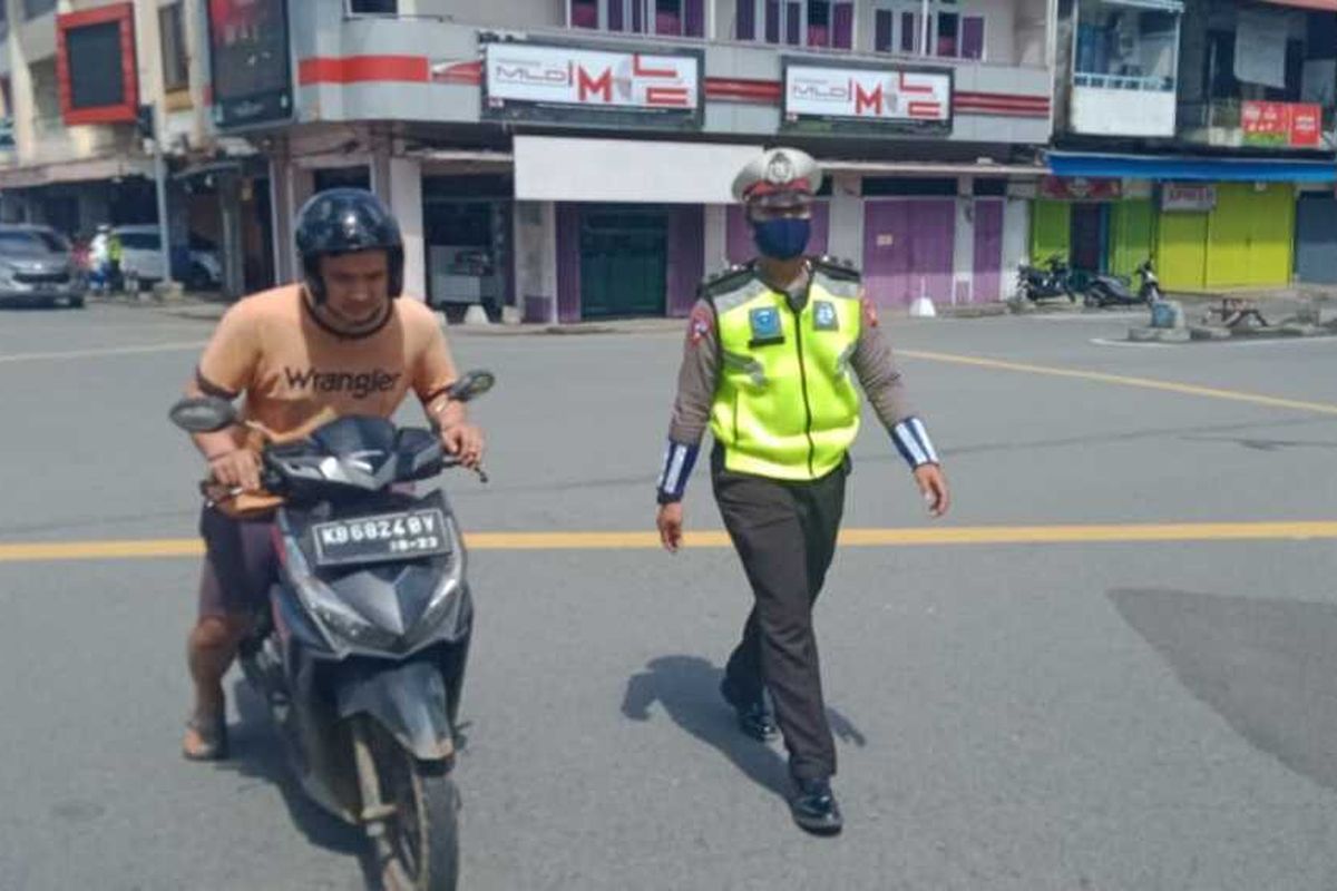 Pemerintah Kota Pontianak, Kalimantan Barat, bersama kepolisian menggelar razia masker bagi pengendara sepeda motor di sejumlah ruas jalan protokol. Hasilnya, sebanyak 23 orang terjaring dan disanksi sanksi kerja sosial membersihkan fasilitas umum selama 30 menit.