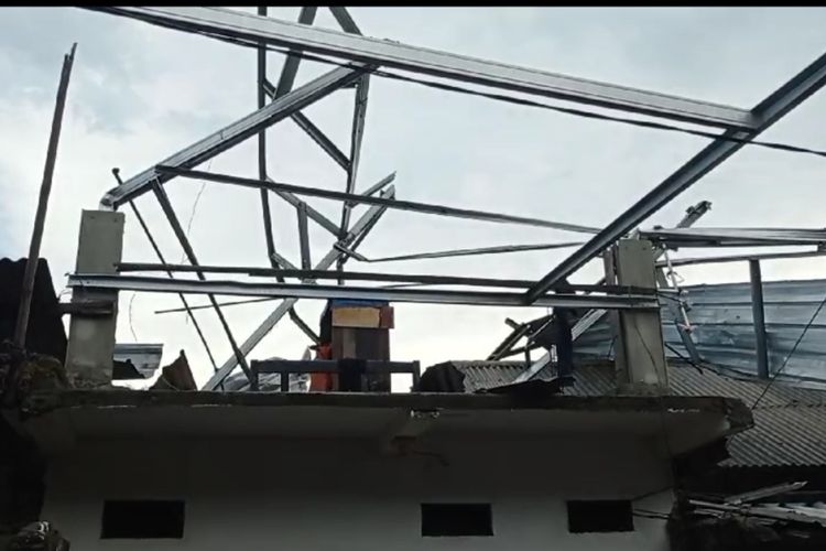 Salah satu rumah yang rusak akiba hujan deras disertai angin kencang pada Selasa (21/10/2023) di Kecamatan Baru Layar, Lombok Barat.