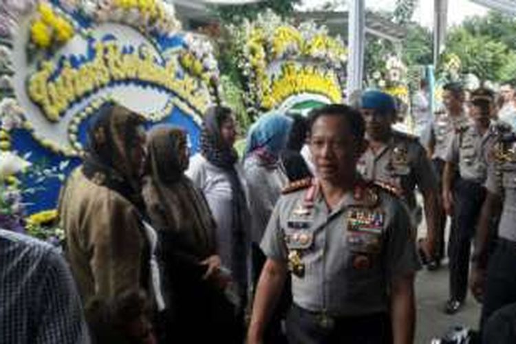 Kapolri Jenderal Pol Tito Karnavian saat melayat almarhum Sarlito Wirawan di rumah duka di Pamulang, Tangerang Selatan, Selasa (15/11/2016). 