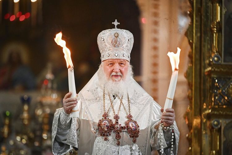 Dalam foto selebaran yang dirilis oleh Layanan Pers Gereja Ortodoks Rusia, Patriark Gereja Ortodoks Rusia Kirill memimpin kebaktian Paskah di Katedral Kristus Sang Juru Selamat di Moskow, Rusia, Sabtu malam, 23 April 2022. 