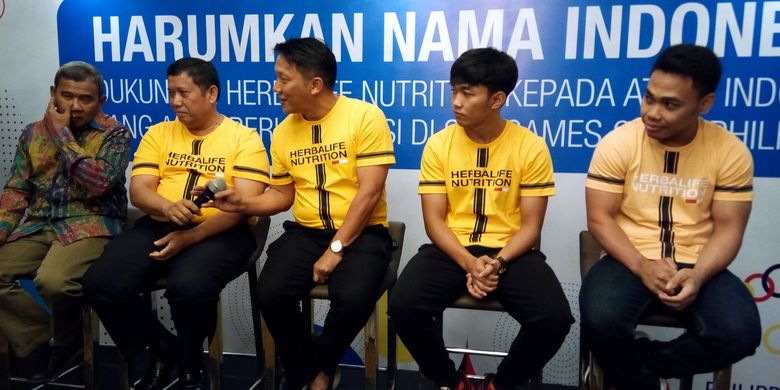 Berfoto dari kiri dari arah pembaca Director Finance and Member Operation Herbalife Nutrition Sugiharjo, Yevi Triaji (pelatih timnas taekwondo untuk SEA Games 2019), Dirdja Wihardja (pelatih timnas angkat besi untuk SEA Games 2019), Muhammad Abdurrahman Wahyu (atlet timnas taekwondo), dan Eko Yuli Irawan (atlet angkat besi) pada Senin (25/11/2019) saat melepas para atlet yang didukung Herbalife Nutrition ke SEA Games 2019 Filipina.