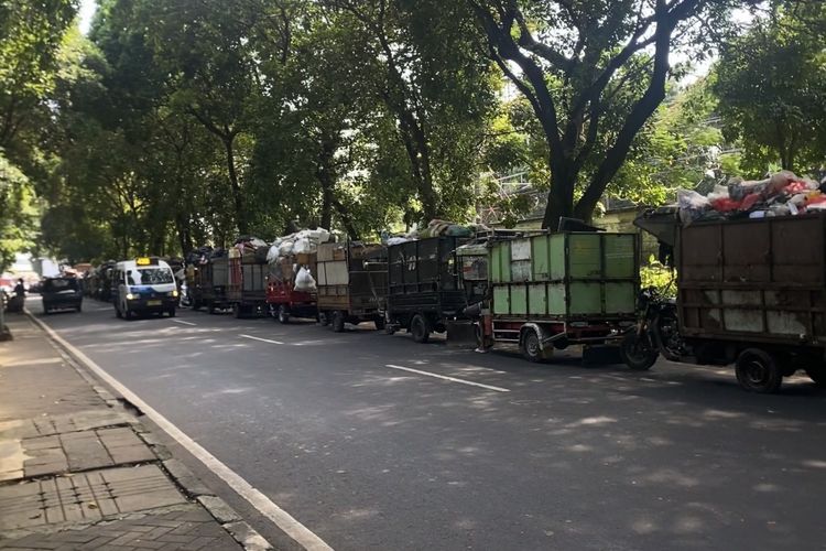 Gerobak Berisi Tumpukan Sampah Berjejer di Rawajati Jaksel, Bau Busuk Menyengat