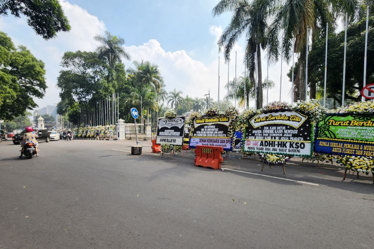 Ratusan karangan bunga menyelimuti rumah dinas Gubernur Jawa Barat, Ridwan Kamil, di Jalan Otto Iskandardinata, Kota Bandung, Jawa Barat, Sabtu (4/6/2022).