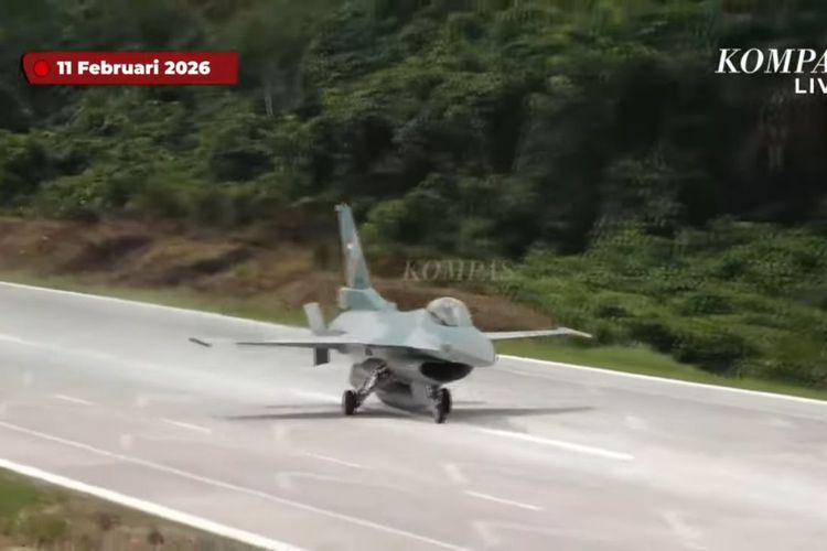 Pesawat Super Tucano dan F-16 melakukan uji coba pendaratan di Jalan Tol Terbanggi Besar?Pematang Panggang?Kayu Agung, Lampung, pada Rabu (11/2/2026).