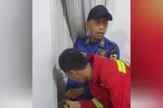 Viral, Video Detik-detik Damkar Selamatkan 2 Balita Terkunci dalam Kamar di Pekanbaru 