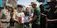 Tinjau Banjir Rob di Muara Angke, Pj Gubernur DKI Jakarta Salurkan Bantuan Bahan Pokok