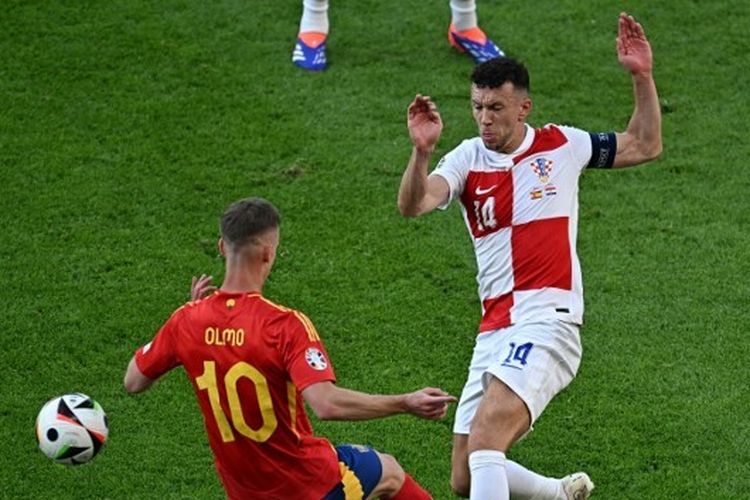Penyerang Spanyol, Daniel Olmo, berduel dengan penyerang Kroasia, Ivan Perisic, dalam fase Grup B Euro 2024 antara Spanyol dan Kroasia di Olympistadion pada 15 Juni 2024.
