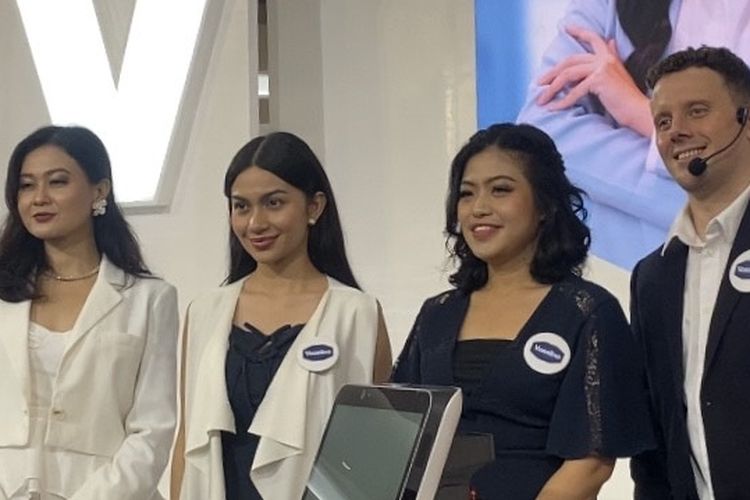 Melisa Caroline, Ariel Tatum, Renny Hadibuan, dan Matthew Seal dalam konferensi pers Gluta-Hya Beauty Clinic bersama Vaseline dan SKIN+ Clinic di Mall Kota Kasablanka, Jakarta Selatan, Sabtu (26/4/2025).