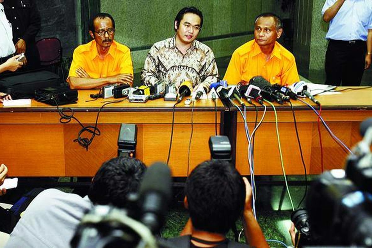 Direktur Utama Adam Air Adam Suherman (tengah) menjawab pertanyaan wartawan dalam konferensi pers seusai menemui Dirjen Perhubungan Udara, Senin (17/3) di Jakarta. Mulai tanggal 21 Maret 2008, Adam Air akan menghentikan sementara kegiatan operasional hingga ada keputusan dari para pemegang saham berkaitan dengan pembayaran premi asuransi pesawat terbang maskapai tersebut.  