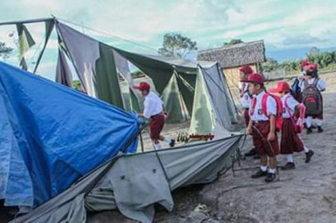 Tenda Kelas Rusak, Siswa di Tanah Karo Belajar di Bawah Terik Matahari