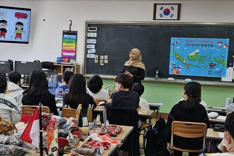 Rahayu Sulistyani yang merupakan seorang guru di Sekolah Dasar (SD) Bosowa Bina Insani, Bogor, Jawa Barat, saat mengikuti program pertukaran guru ke Korea Selatan atau Indonesia-Korea Teacher Exchange 2023.