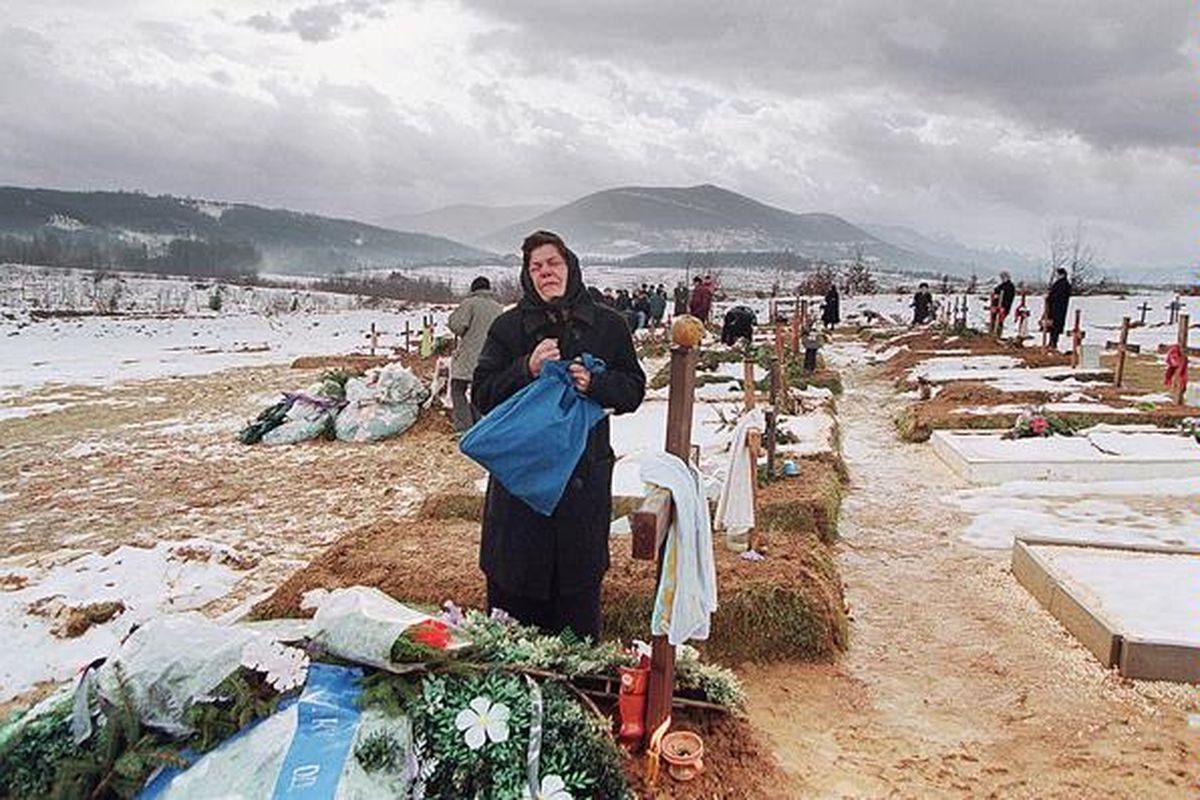  Foto yang diambil pada 24 Desember 1995 ini memperlihatkan Melica Saric, warga Serbia Bosnia, berduka di makam putranya, Velimir, yang terbunuh  dua bulan sebelumnya di dekat garis depan pertempuran di Sarajevo. Pada Kamis (26/5), Serbia mengumumkan penangkapan mantan pemimpin militer Serbia, Ratko Mladic (69), mengakhiri pencarian selama 16 tahun terhadap orang yang dituduh sebagai otak di balik pembantaian terbesar di Eropa setelah Perang Dunia II itu.