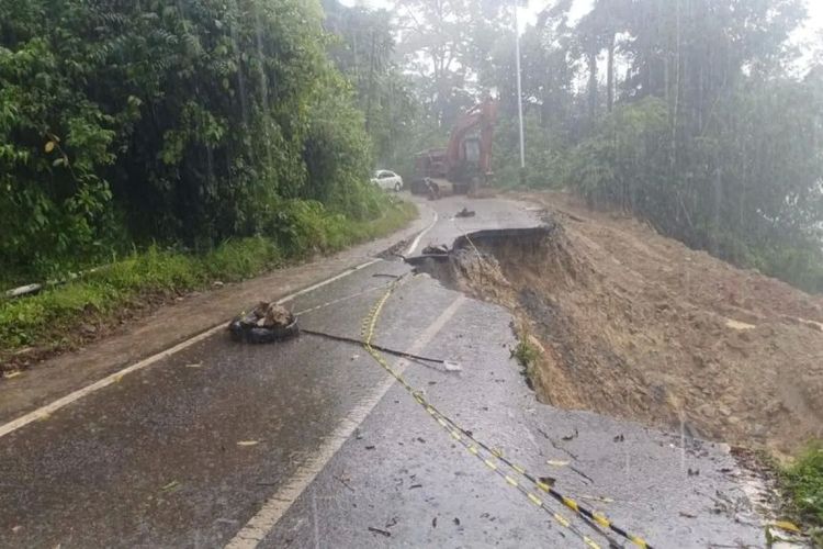 Jalan Provinsi di Agam Amblas 20 Meter, Akses Padang–Bukittinggi Lumpuh Total