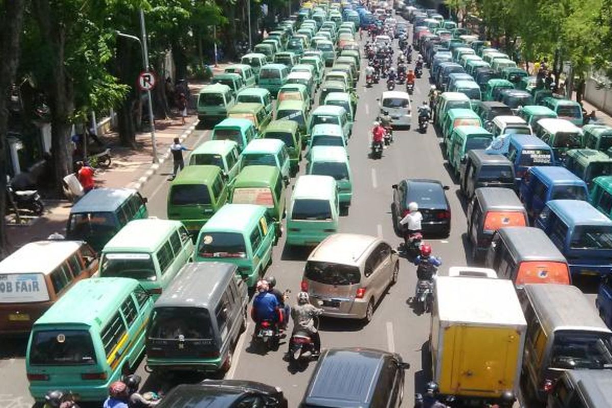 Ratusan angkot diparkir di Jalan Gubernur Suryo Surabaya.