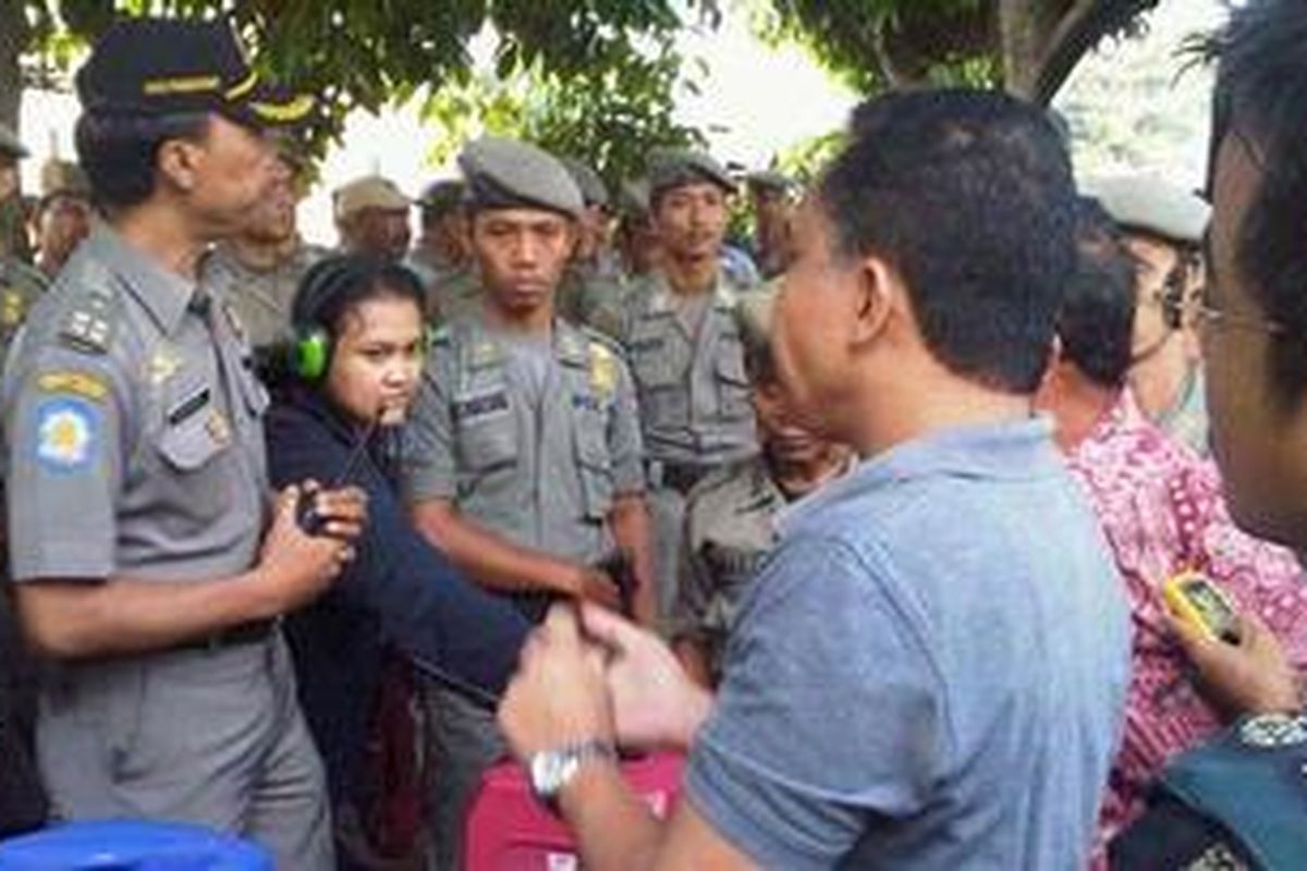 Jemaah GKI Yasmin, Bogor, sempat bersitegang dengan Satuan Polisi Pamong Praja, Minggu (25/9/2011) pagi.