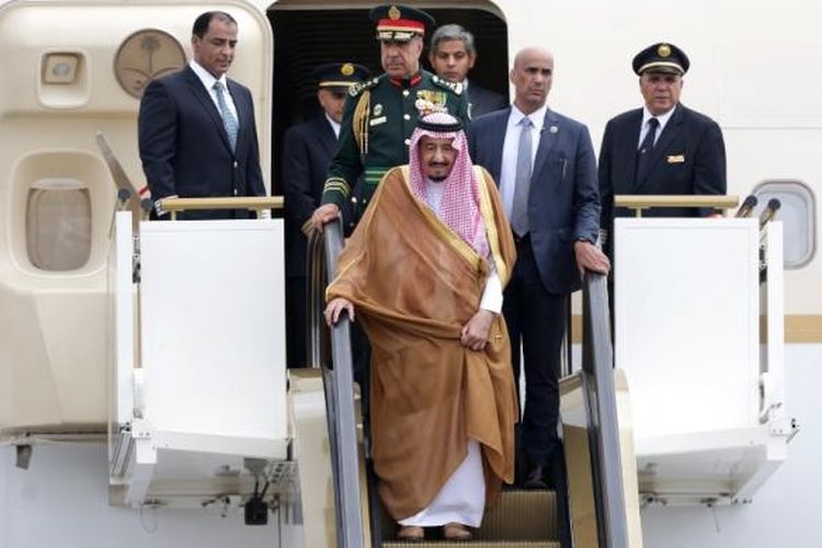 Raja Arab Saudi Salman bin Abdulaziz al-Saud saat tiba di Bandara Halim Perdanakusuma, Jakarta, Rabu (1/3/2017). Presiden Joko Widodo menyambut kedatangan Raja Salman dan rombongan.