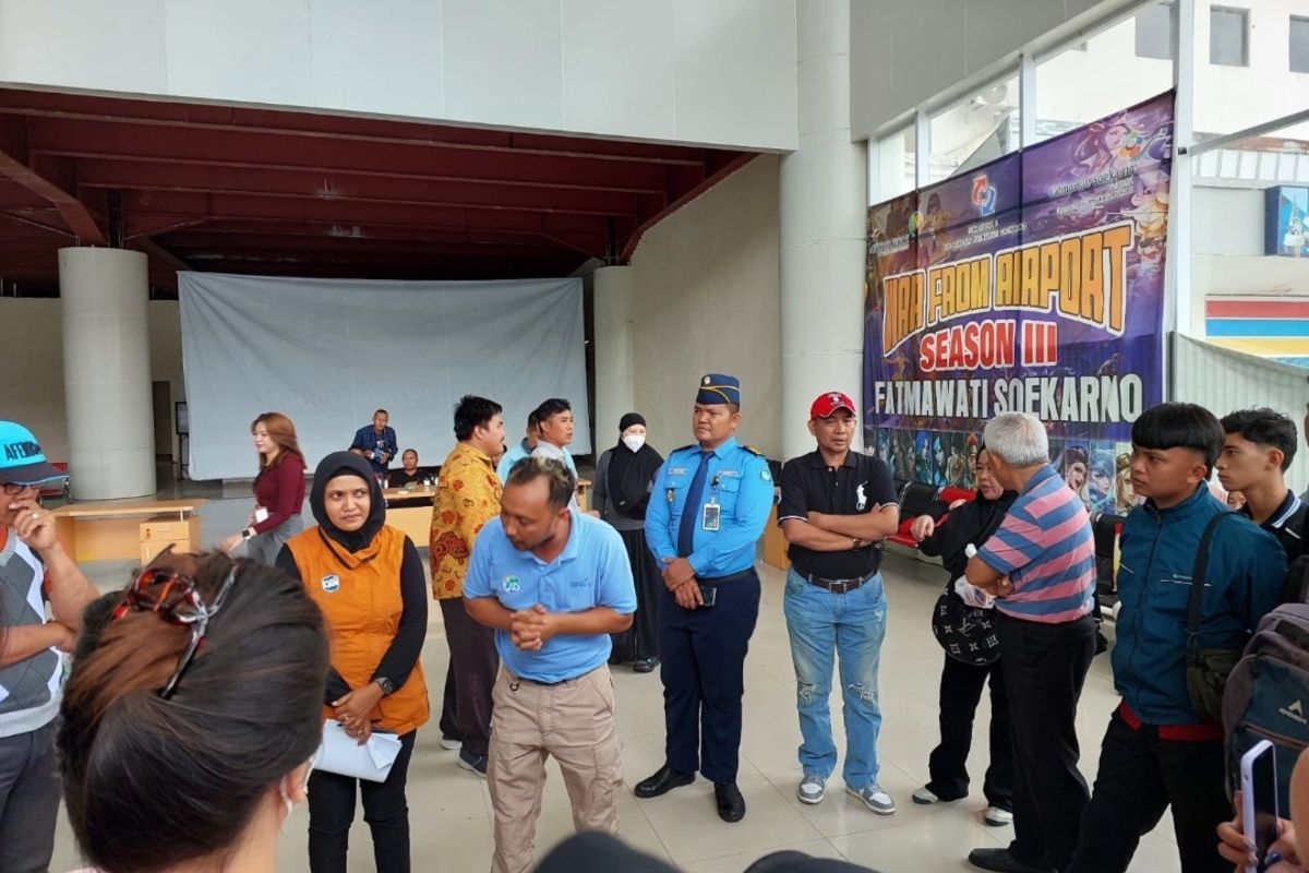 Sebanyak 80 orang mahasiswa Universitas Hazairin yang menjalani program study tour ke Yogyakarta dan Malang batal berangkat karena tidak mendapatkan pesawat di Bandara Fatmawati Soekarno, Senin (17/2/2025).