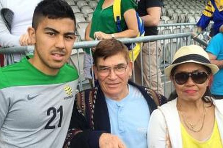 Massimo Luongo (kiri), Mario Luongo (tengah), dan Ira.