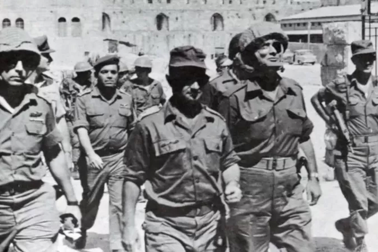 Komandan militer Israel tiba di Yerusalem Timur ketika perang pada 1967.