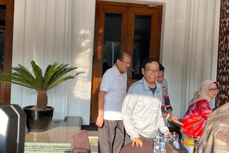 Menteri Koordinator Bidang Politik, Hukum, dan Keamanan (Menko Polhukam) Mahfud MD tiba di kantornya di kawasan Jakarta Pusat, untuk berpamitan kepada seluruh jajarannya, Jumat (2/1/2024). 