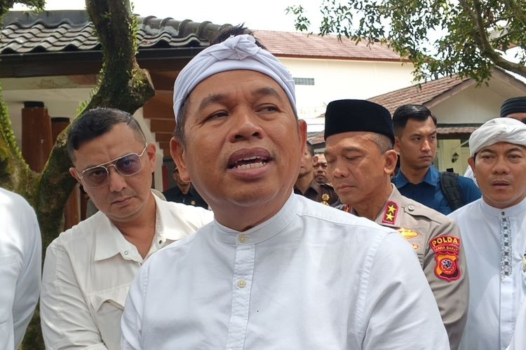Gubernur Jawa Barat Dedi Mulyadi saat menjelaskan perkembangan penanaman longsor di Desa Pasirlangu, Kecamatan Cisarua, Kabupaten Bandung Barat saat ditemui di Gedung Pakuan, Kota Bandung, Selasa (27/1/2026). Dedi Mulyadi berencana mengubah lahan bekas longsor Cisarua menjadi hutan bambu. Ahli mengingatkan rehabilitasi tak hanya sekadar menanam.