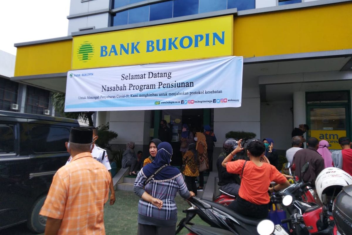 Nasabah PT Bank Bukopin Tbk saat mengantre di Kantor Cabang Bank Bukopin di Jalan Jendral Sudirman, Samarinda, Kalimanta Timur, Kamis (2/7/2020).